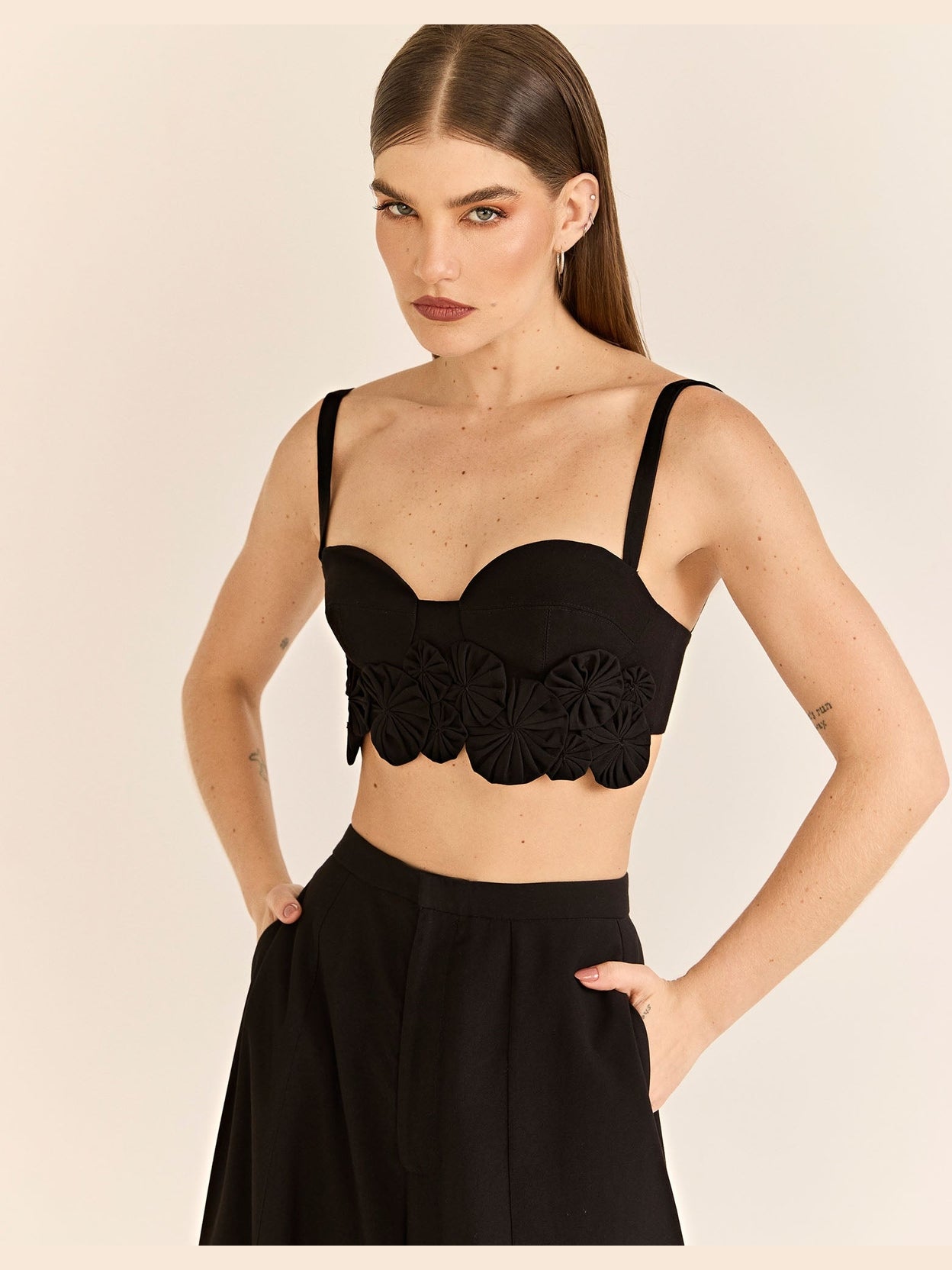 HL FLOWERS CROPPED TOP BLACK